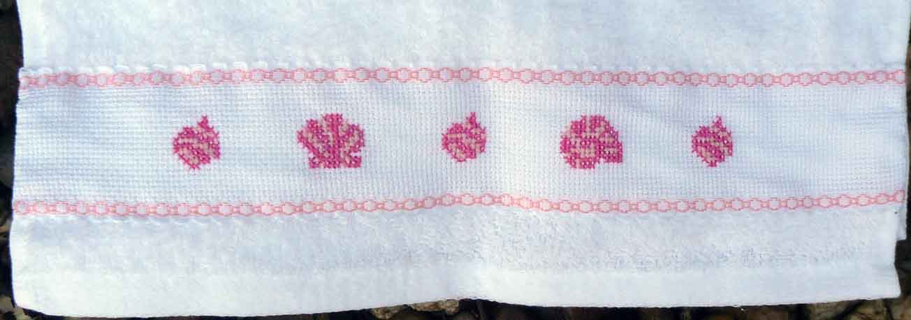 gastendoekje met kleine schelpen, handgeborduurd in kruissteek