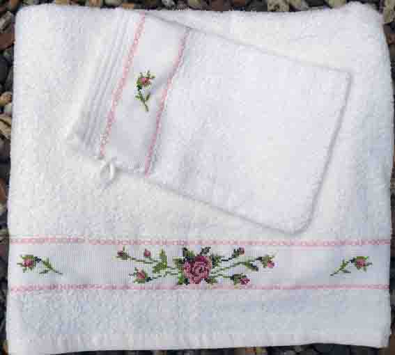 handdoek met washandje en rozen, handgeborduurd in kruissteek