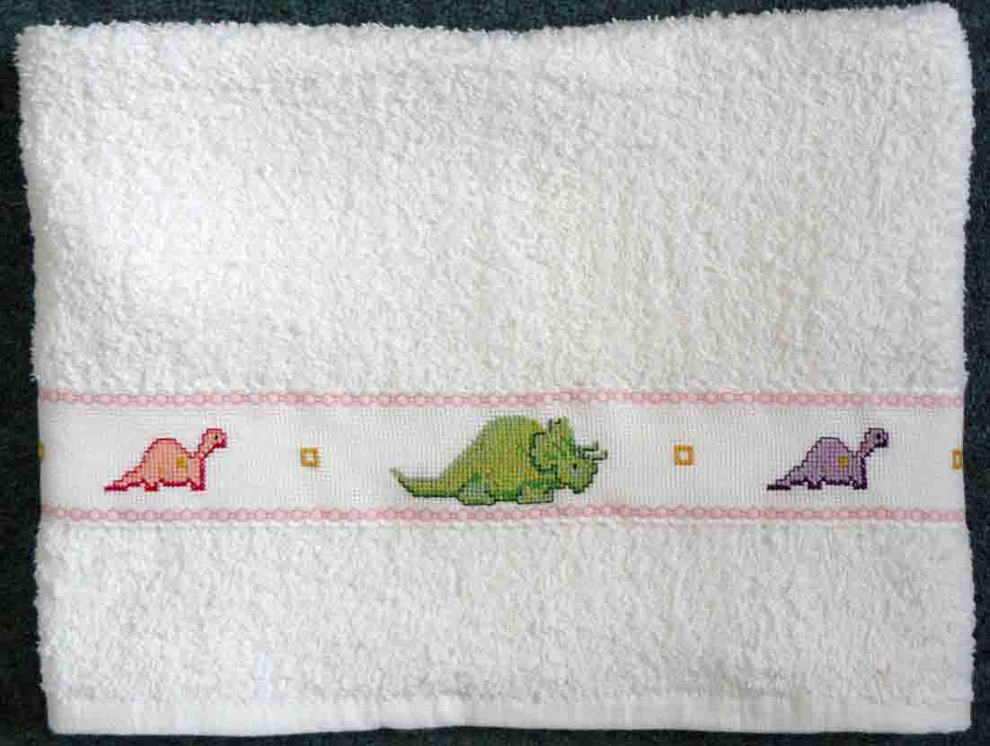 Handdoek met dinosaurussen, handgeborduurd in kruissteek